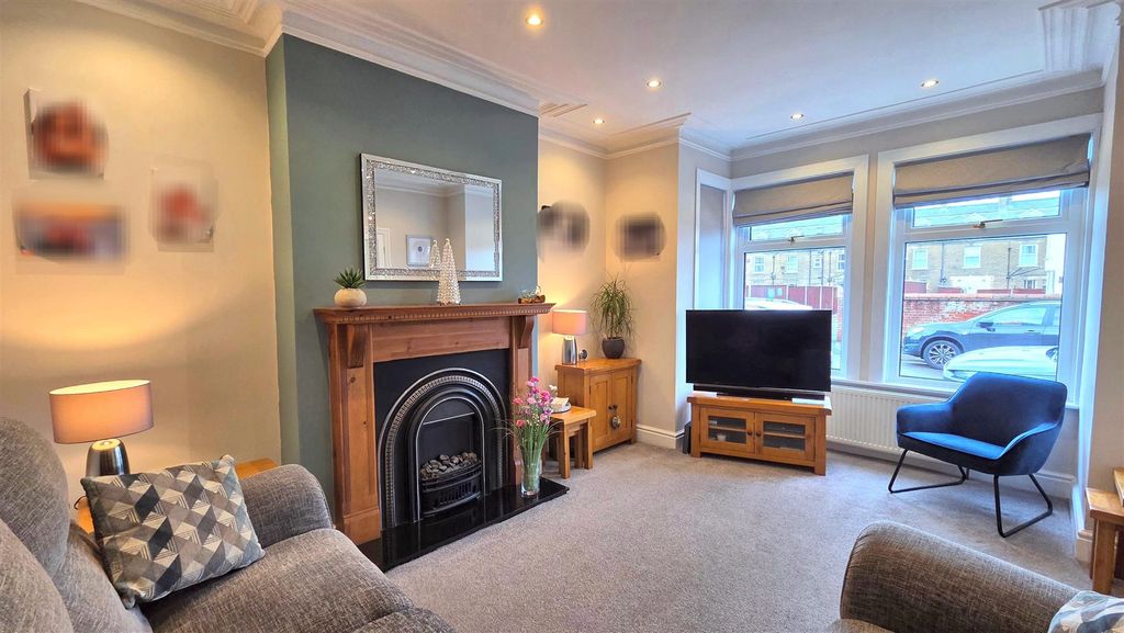 Property photo 2 of 15 Lounge