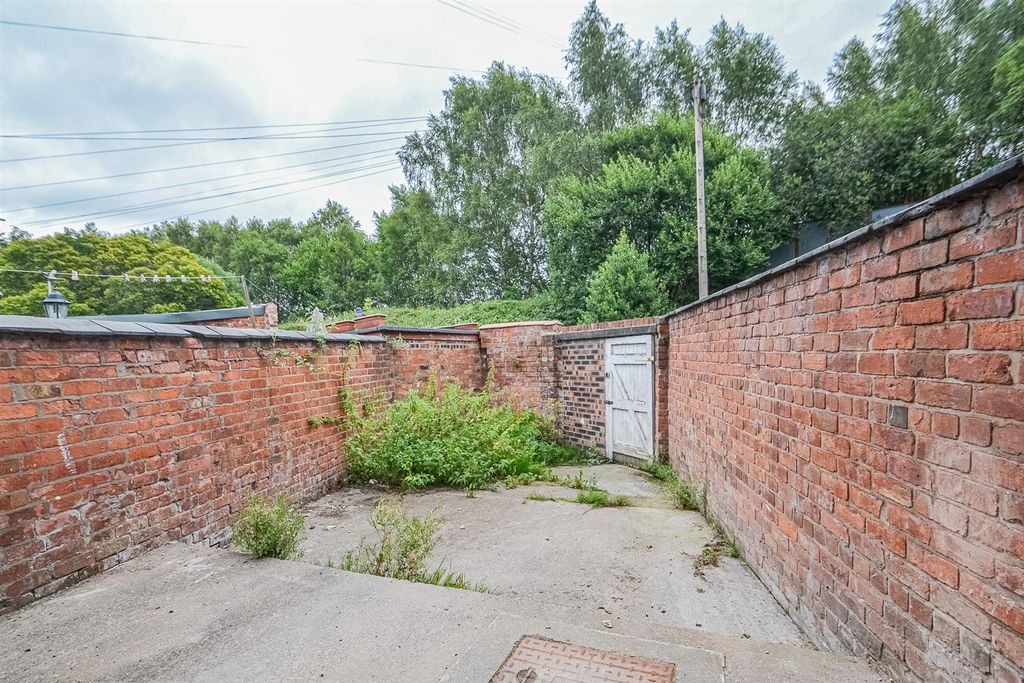 Property photo 3 of 11 Courtyard