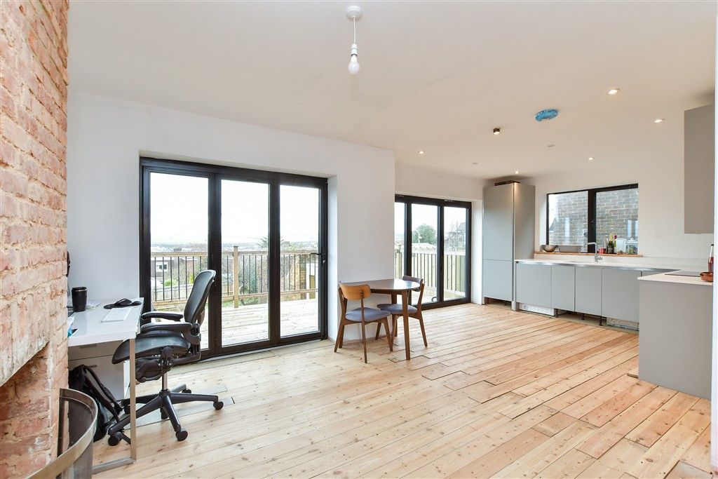 Property photo 3 of 11 Dining Area