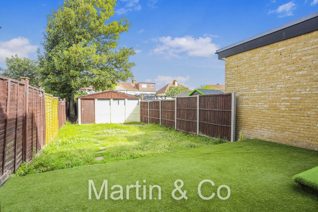 Property photo 3 of 17 1494137015 - 77 Chatworth Road, Sm3 - 4