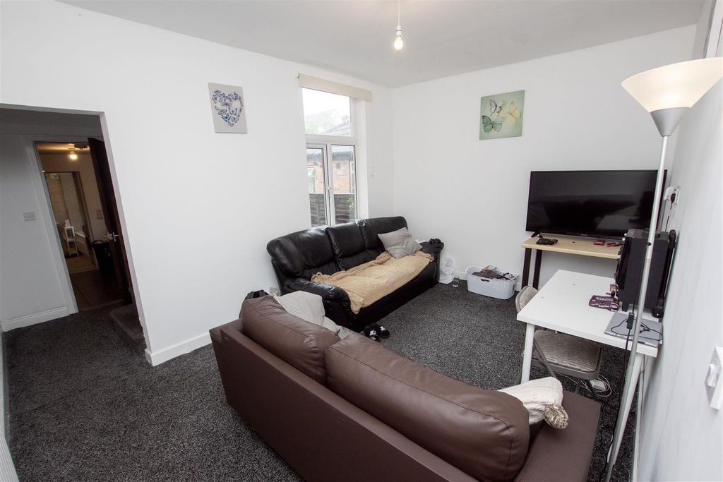 Property photo 3 of 12 Approach