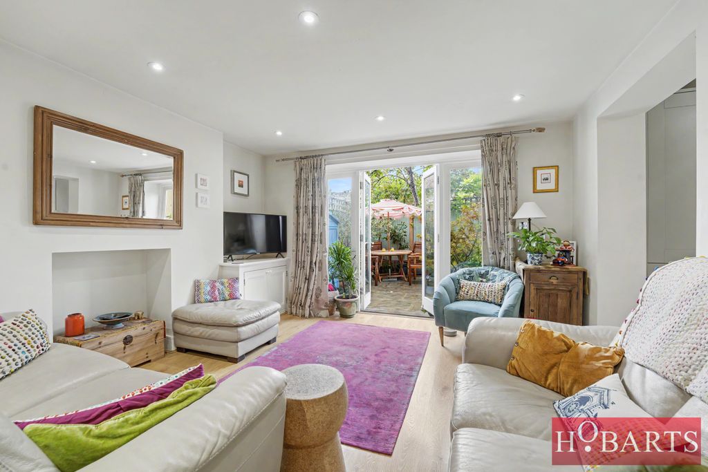 Property photo 1 of 30 Stylish And Beautifully Presented Three Bedroom, Two Bath/Shower Room/wc Split-Level Apartment With Direct Access To Its Own Rear Garden
