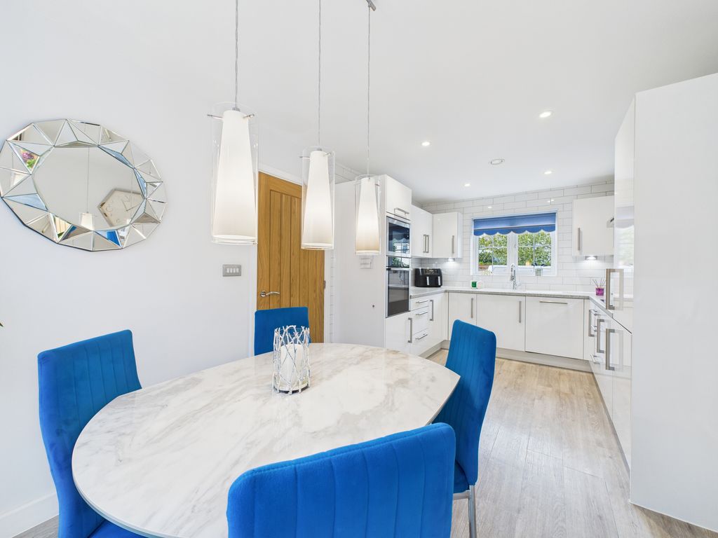 Property photo 3 of 15 Kitcehn Dining