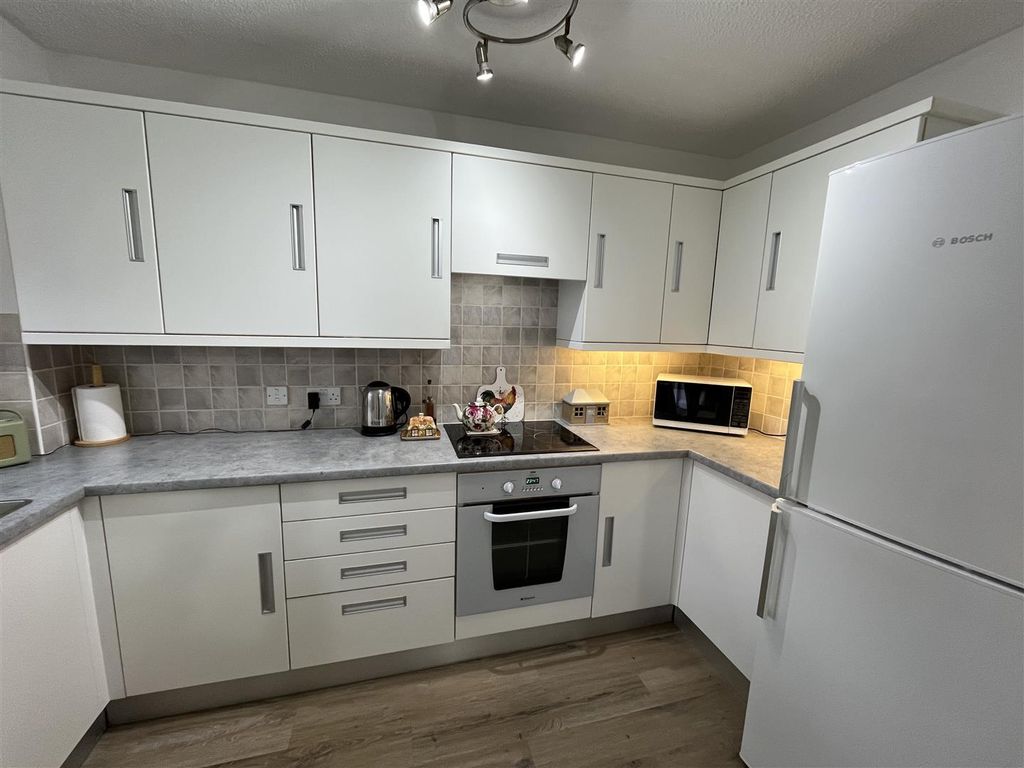 Property photo 3 of 11 Kitchen