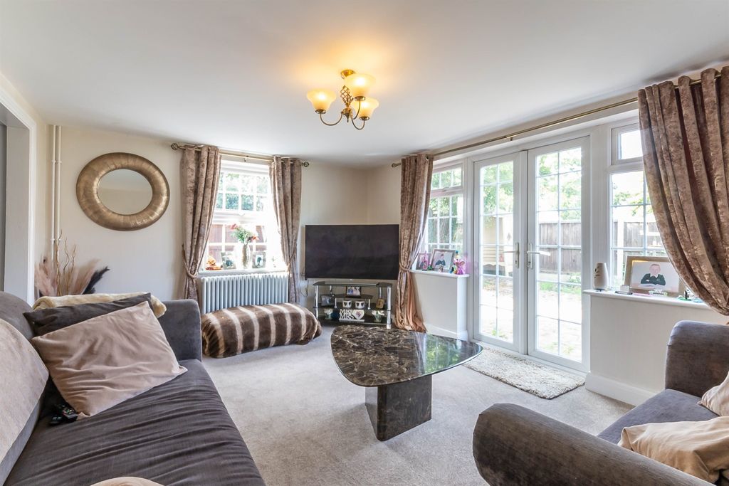 Property photo 3 of 21 Lounge