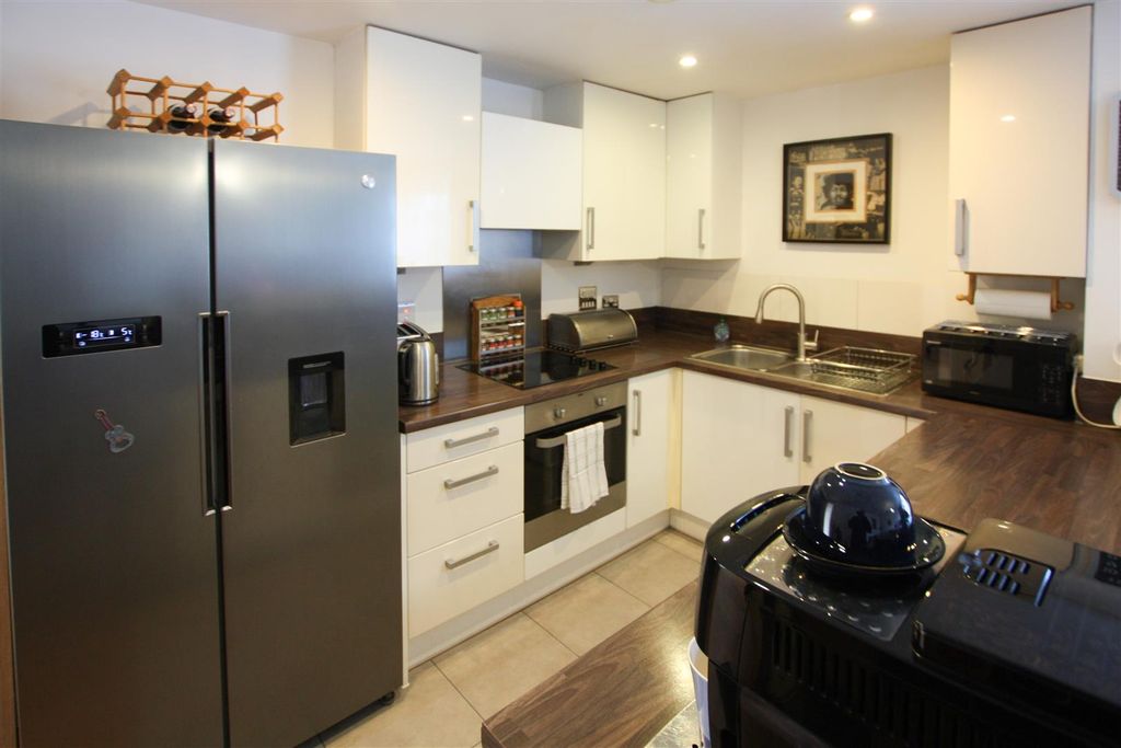 Property photo 2 of 6 Kitchen.Jpg