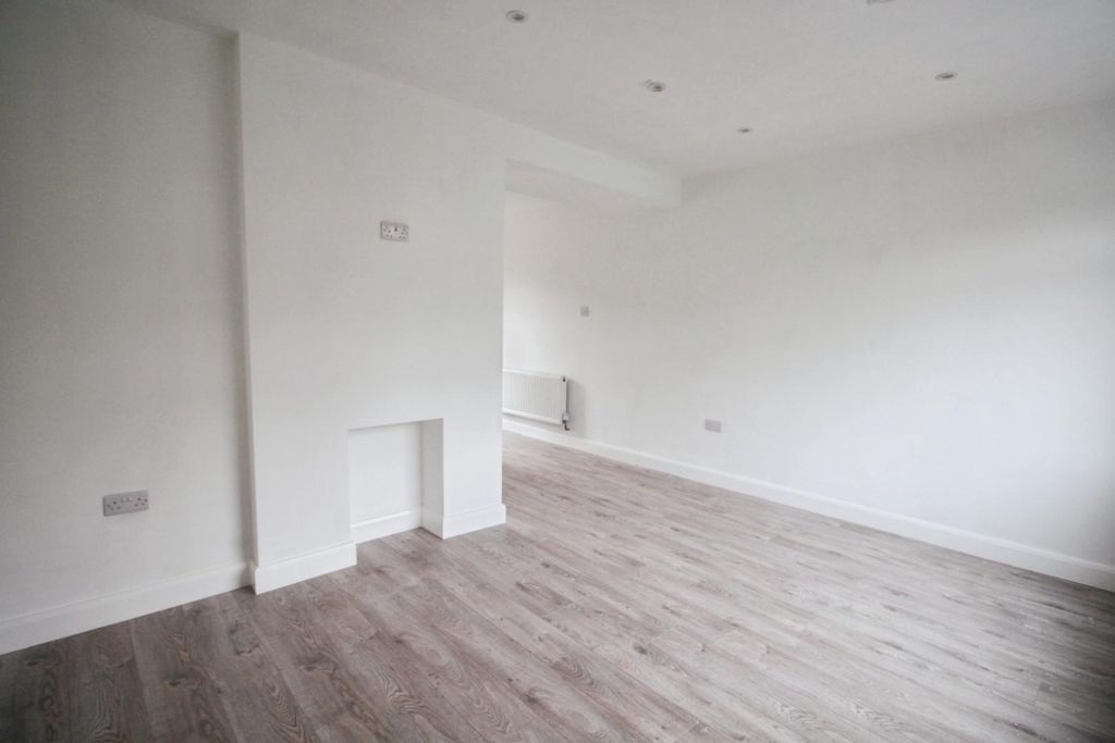 Property photo 3 of 17 E732Be64-Img_3047.Jpg