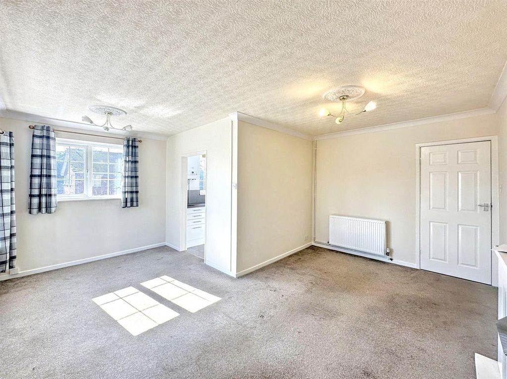 Property photo 3 of 9 002 Lounge.Jpg