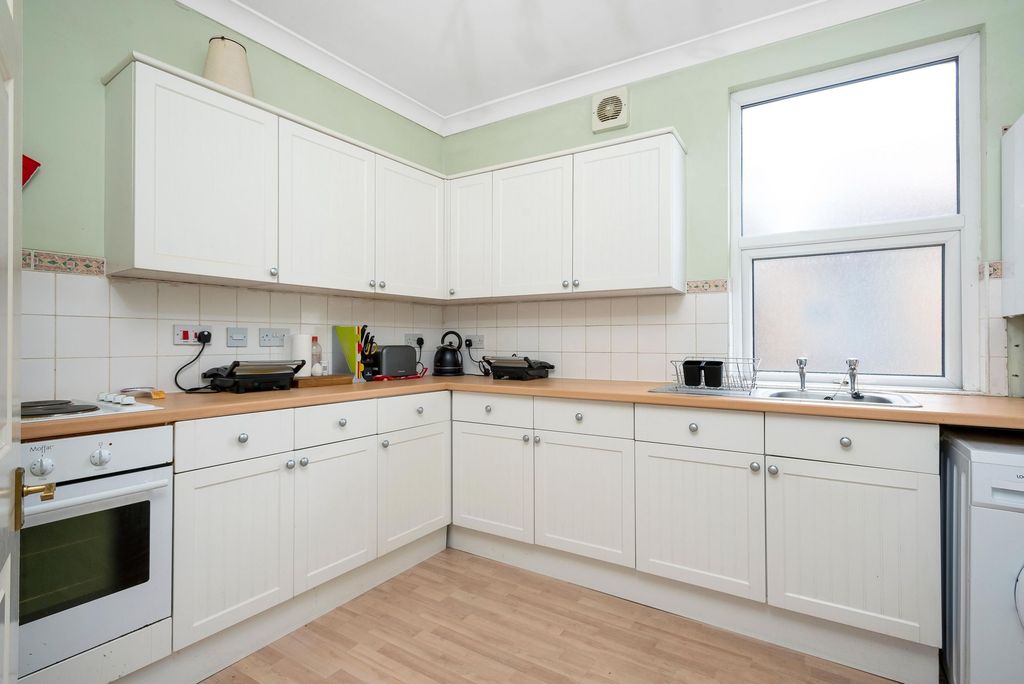 Property photo 3 of 7 Kitchen