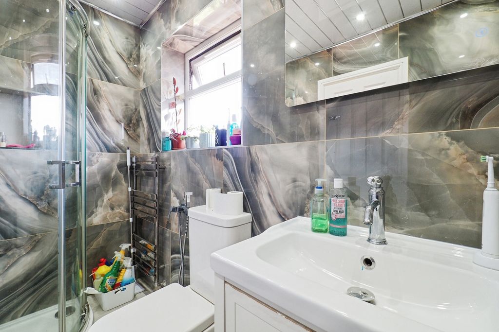 Property photo 3 of 17 Shower Room