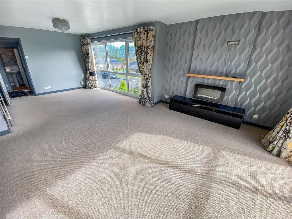 Property photo 2 of 12 Living/Dining Room