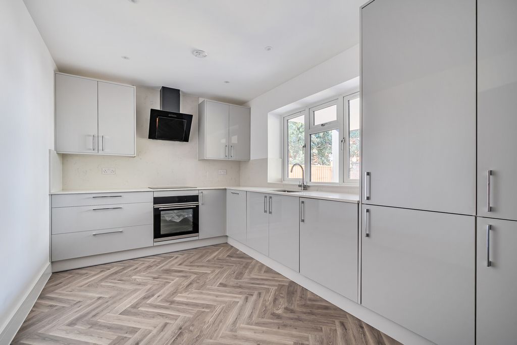 Property photo 2 of 18 1358821-10-68E3E7...