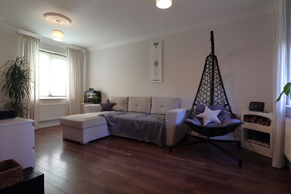 Property photo 2 of 12 Lounge