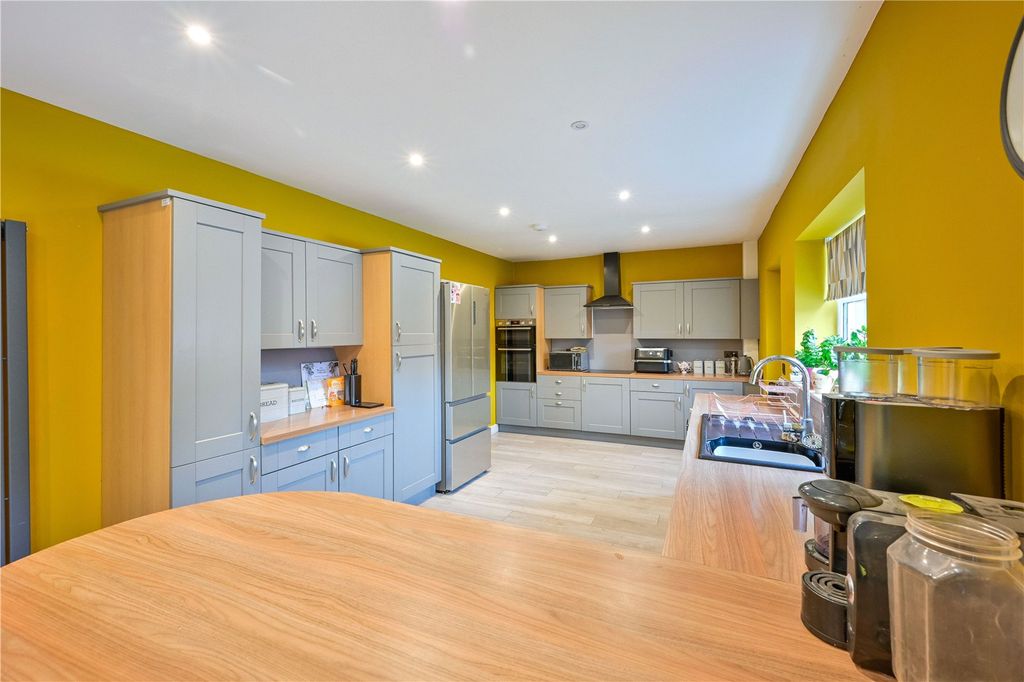 Property photo 3 of 28 Picture No. 11