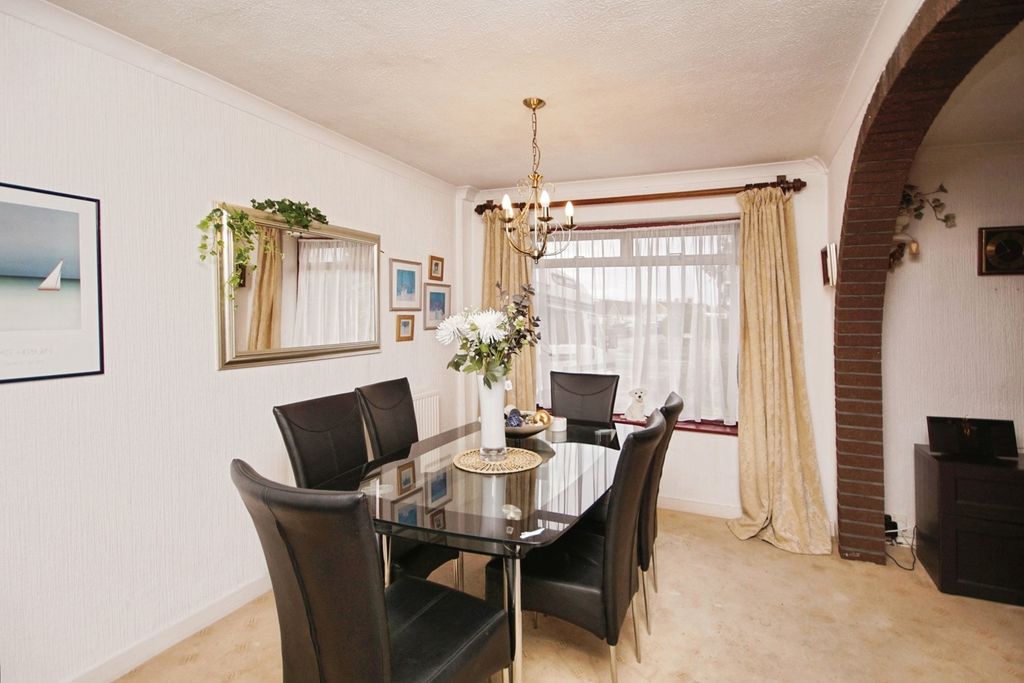 Property photo 3 of 18 Dining Area