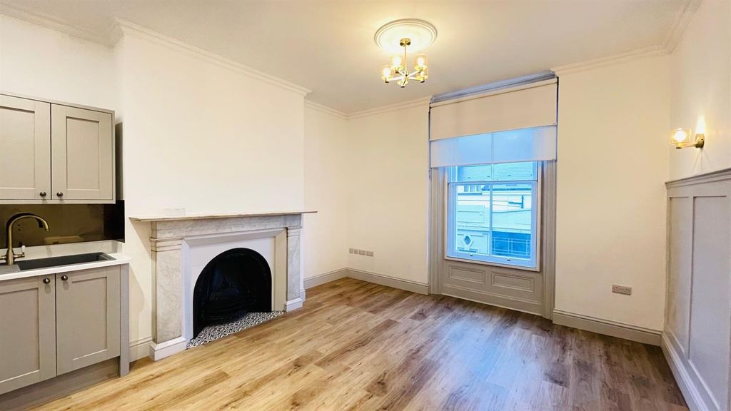 Property photo 1 of 9 Photo 6