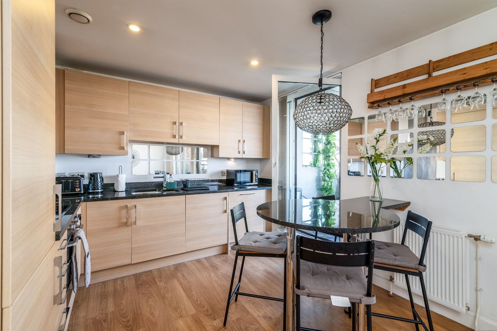 Property photo 2 of 27