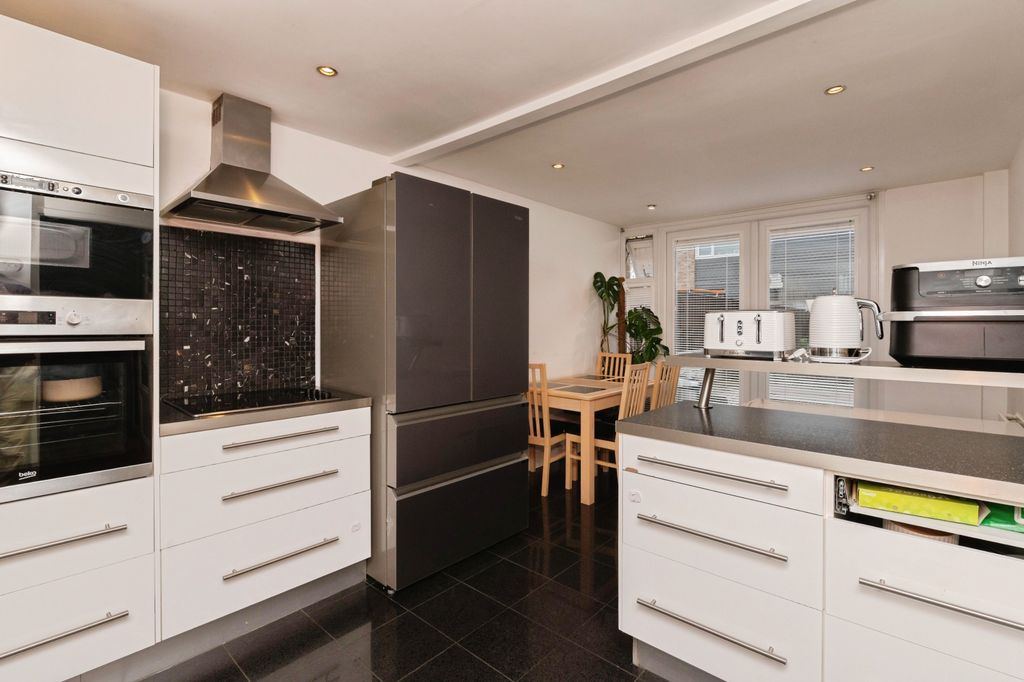 Property photo 3 of 16 20Peterboroughwaypeterboroughwaybasildonss143Qe-5