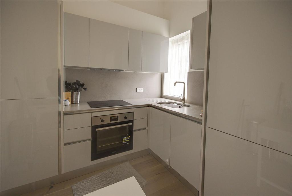Property photo 3 of 10 Kitchen