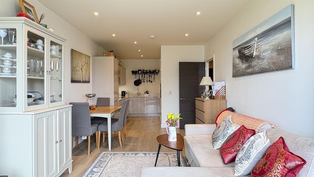 Property photo 2 of 9 Blair Street, E14 For Sale 1 Bedroom, Flat By Barr