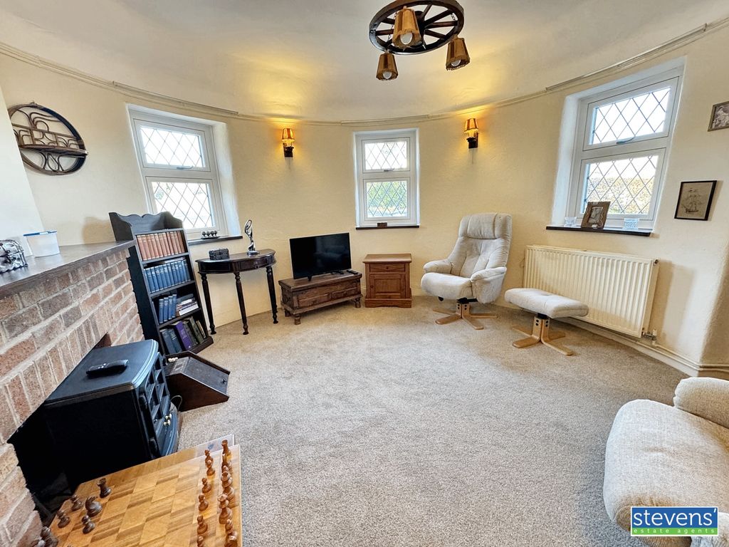 Property photo 3 of 19 Image00018