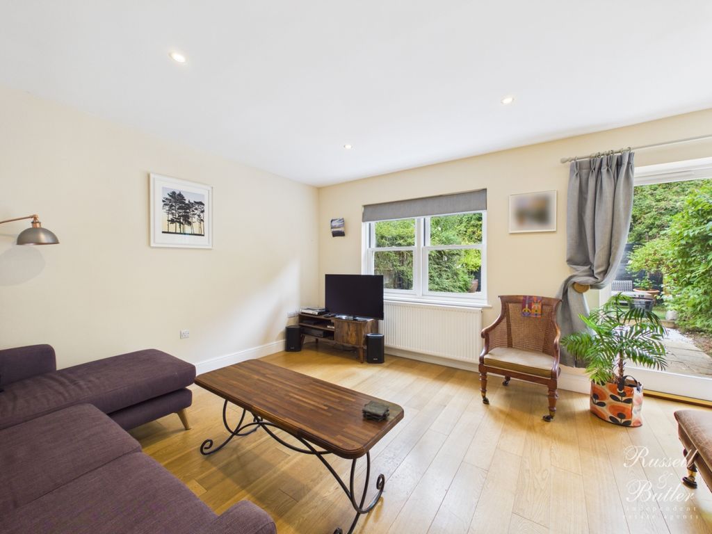 Property photo 3 of 14 Cam03246G0-Pr0150-Still021