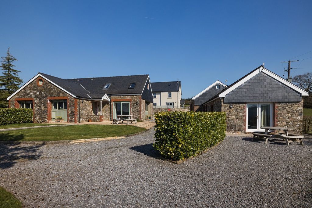 Property photo 2 of 61