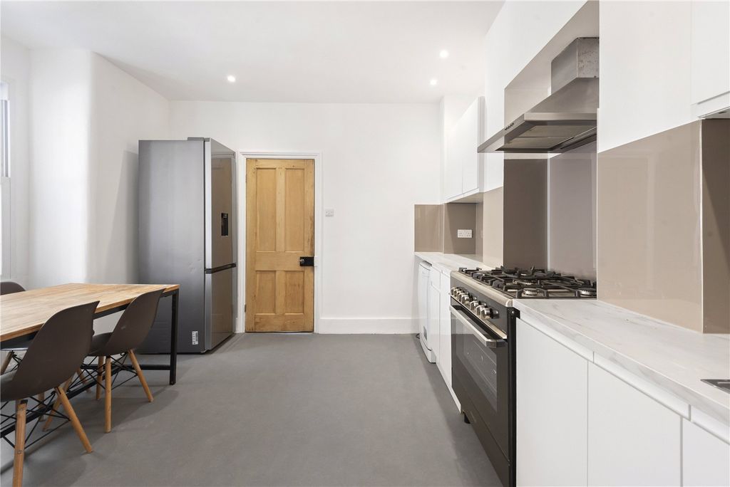 Property photo 3 of 11 Kitchen