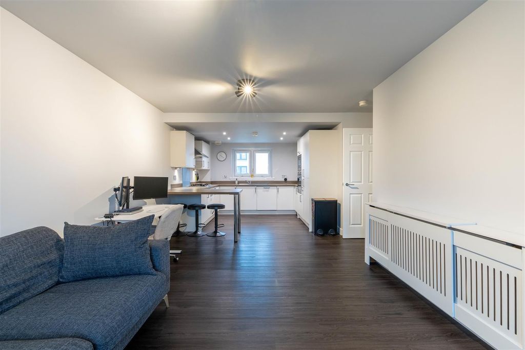 Property photo 3 of 17 S003.Jpg