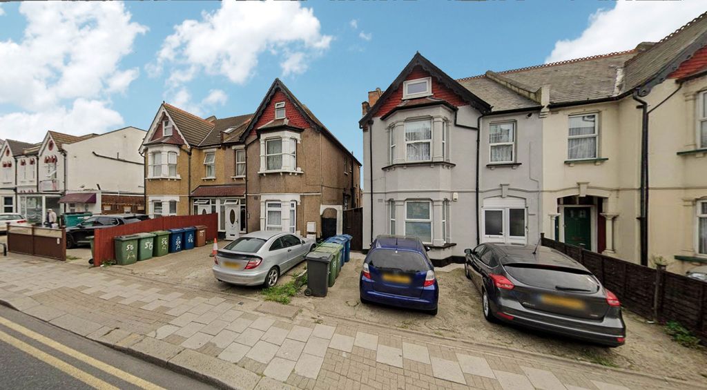 Property photo 1 of 13 One Bedroom 2nd Floor Flat To Rent