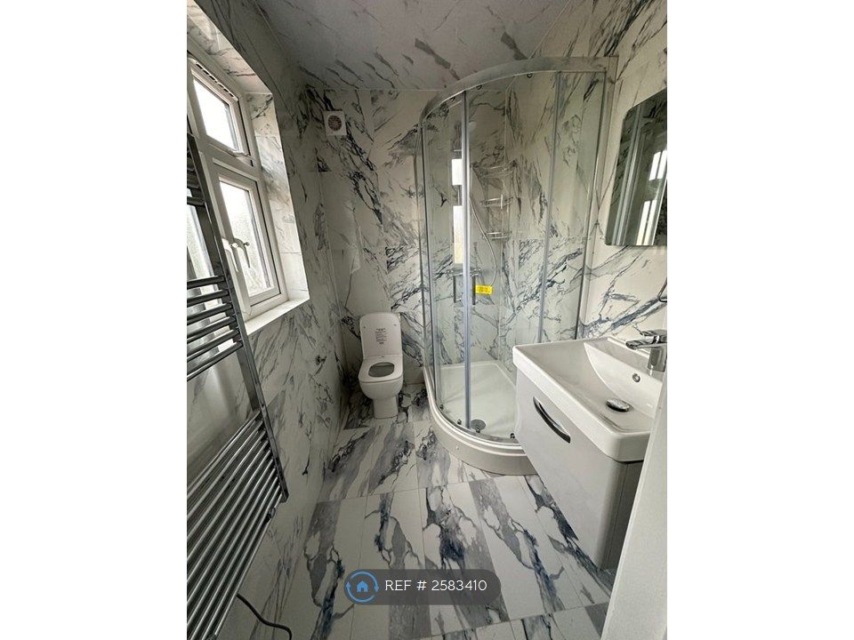 Property photo 2 of 3 En-Suite