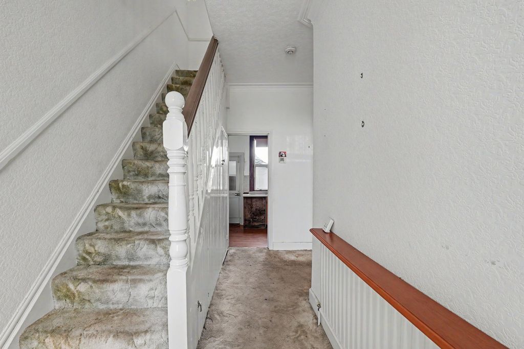 Property photo 2 of 32