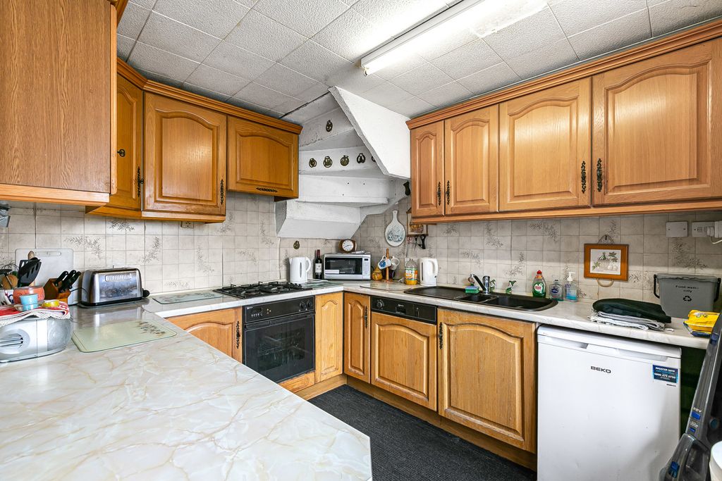 Property photo 3 of 20 Kitchen