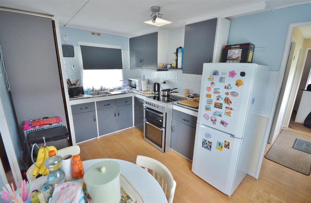 Property photo 3 of 10 Kitchen