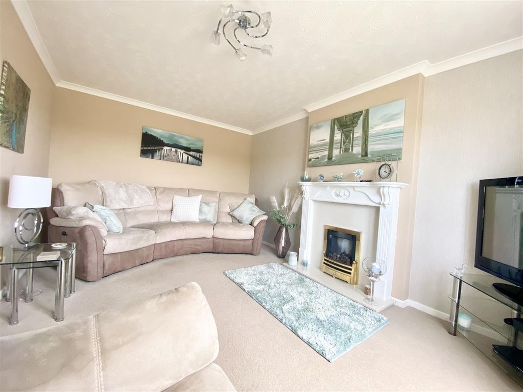 Property photo 3 of 14 Lounge