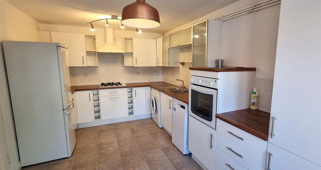 Property photo 2 of 23 6 Costard  Av Kit A.Jpg