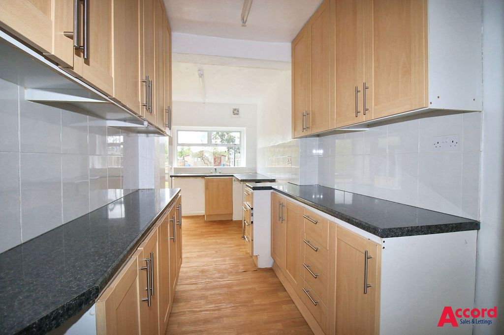 Property photo 3 of 10 Kitchen