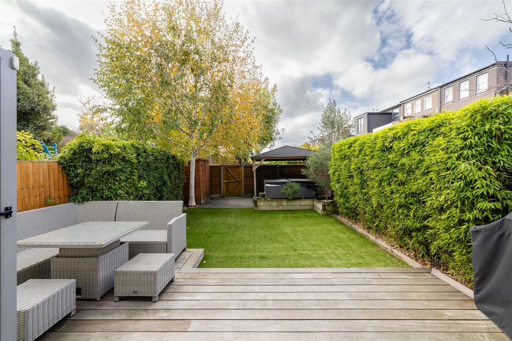 Property photo 2 of 44 Horn Lane, Ig8