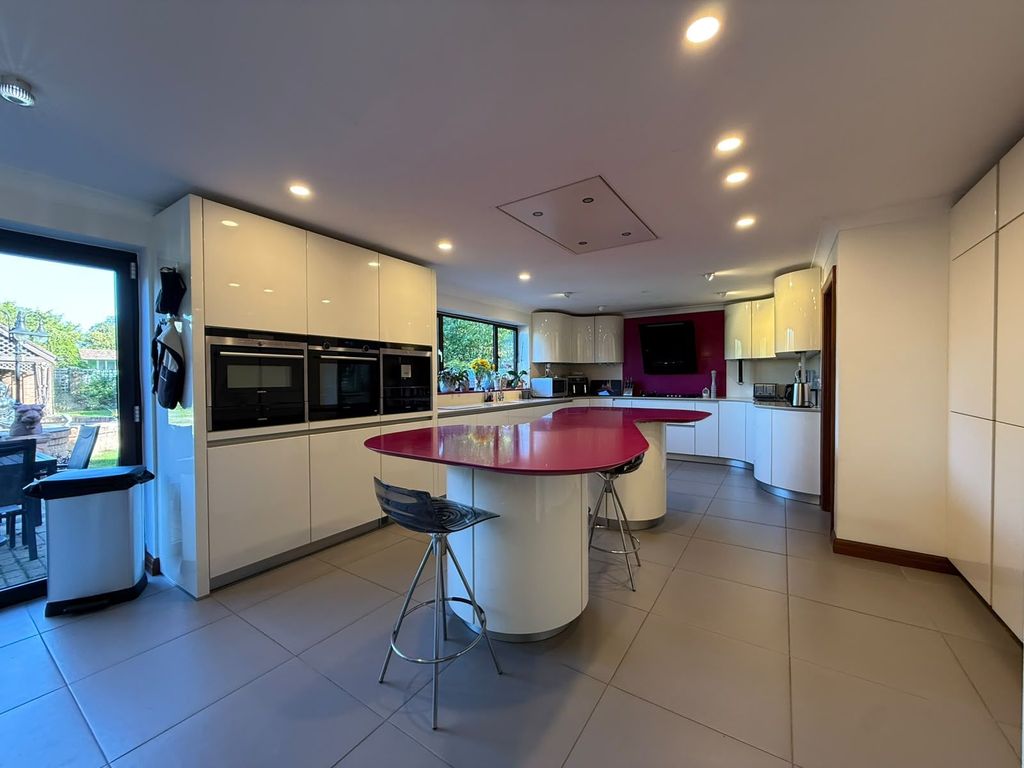 Property photo 2 of 37