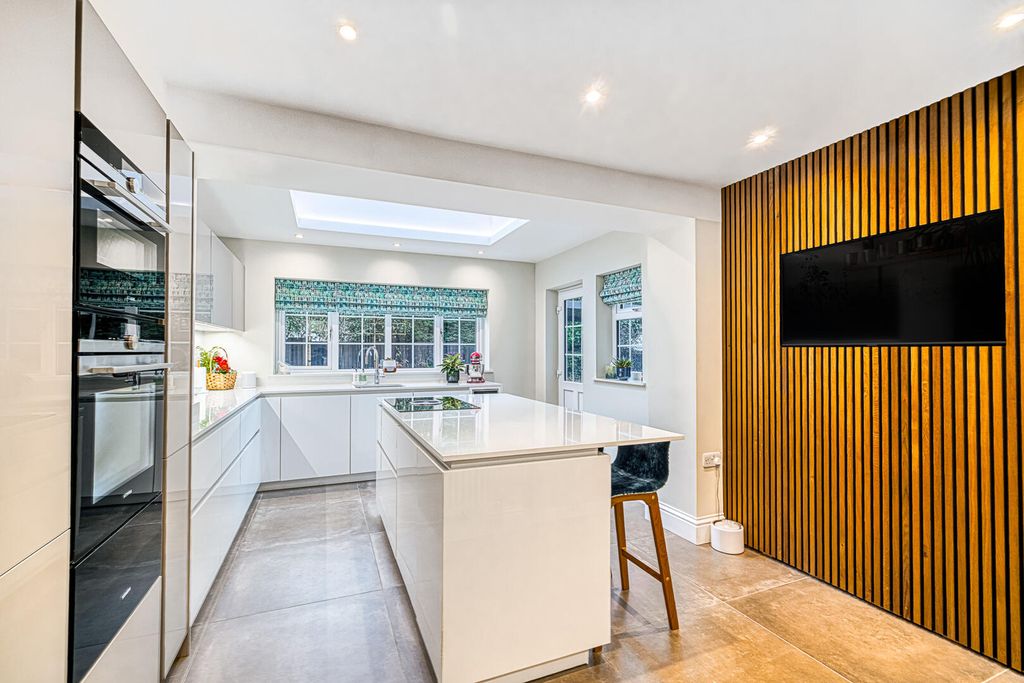 Property photo 3 of 40 Kitchen