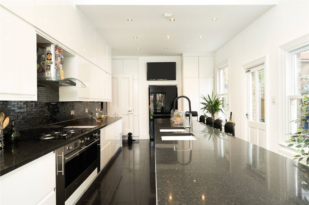 Property photo 3 of 21 Kitchen