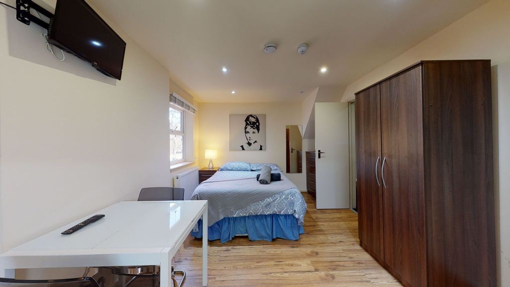 Property photo 2 of 8 A Bright And Tidy Double Bedroom Featuring A Comfo...