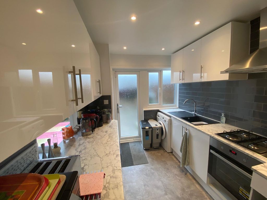Property photo 2 of 11 Kitchen