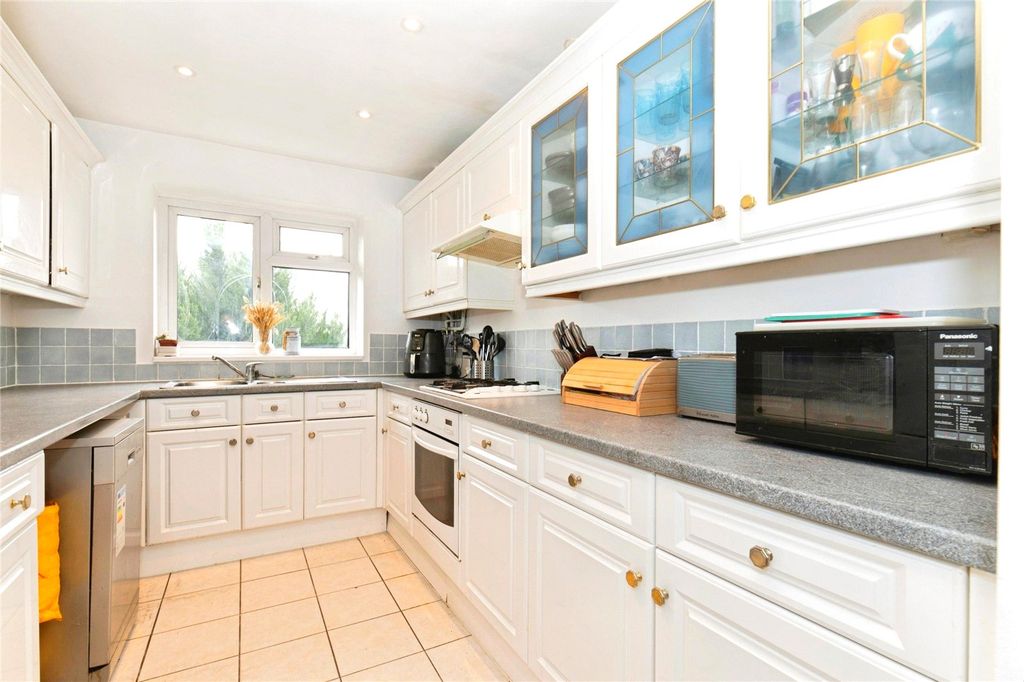 Property photo 2 of 11 Kitchen