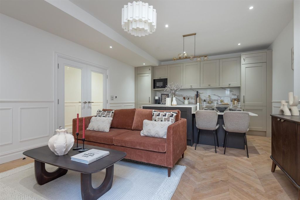 Property photo 2 of 16 11-Nevern_Square_Sw5.Jpg