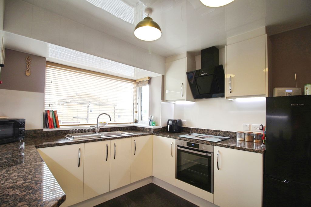 Property photo 3 of 17 Kitchen