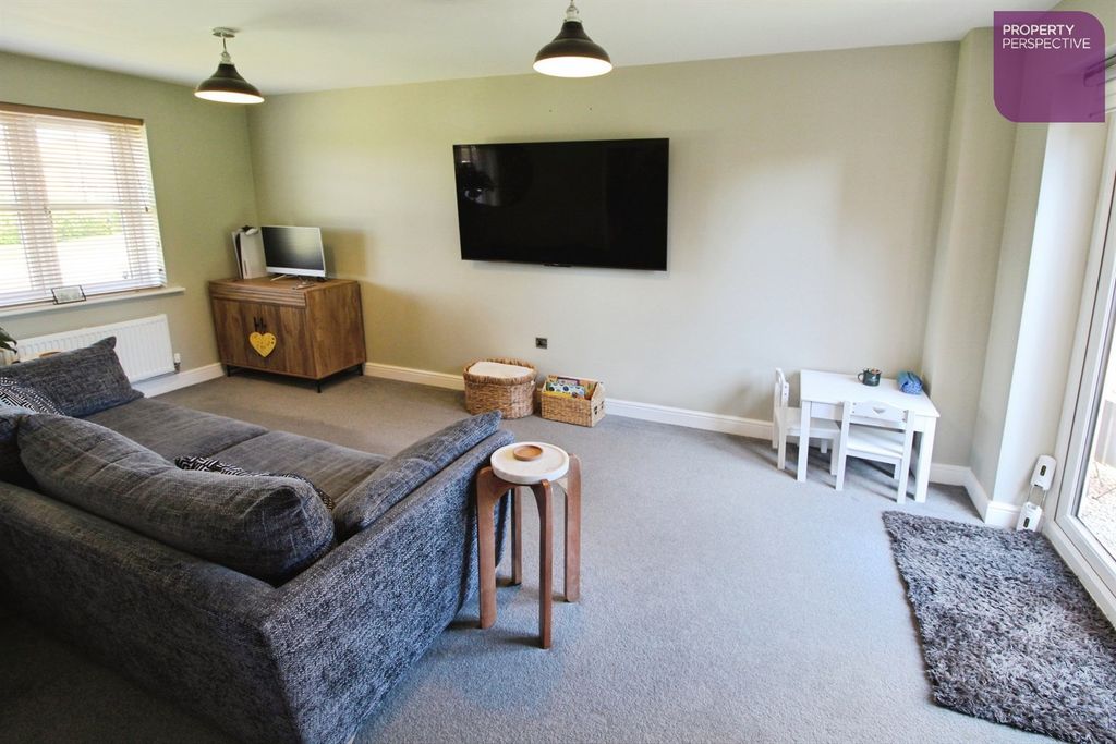 Property photo 3 of 17 Lounge