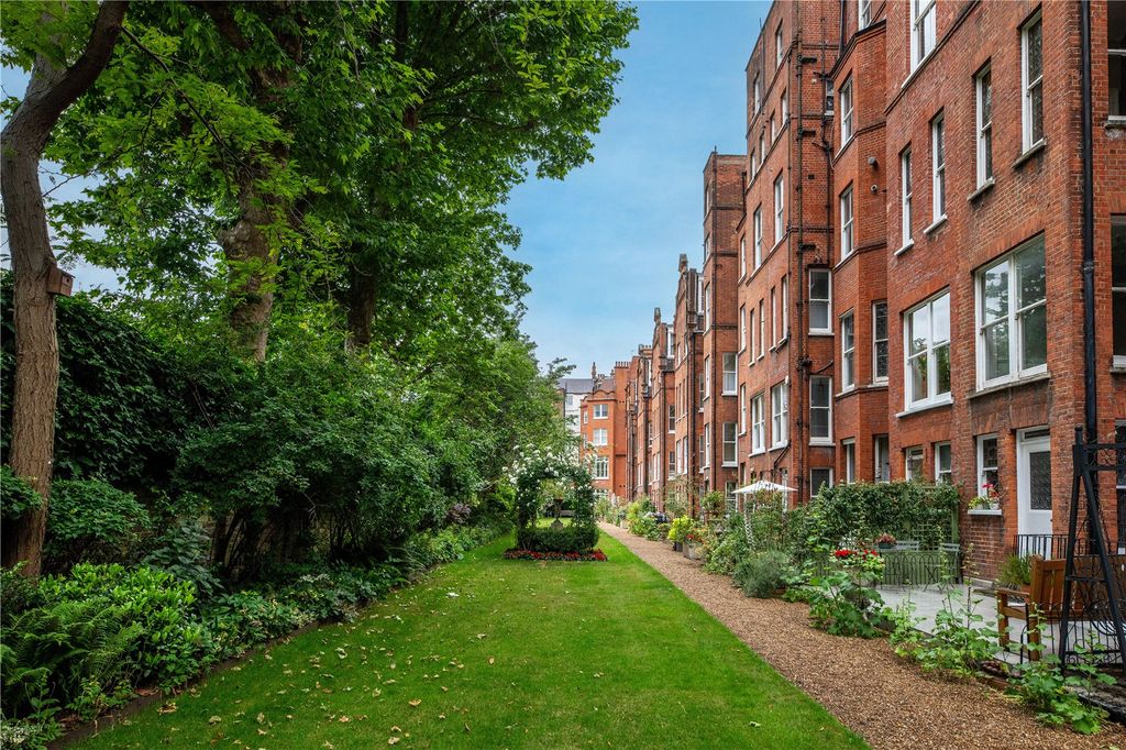 Property photo 2 of 12 Communal Gardens
