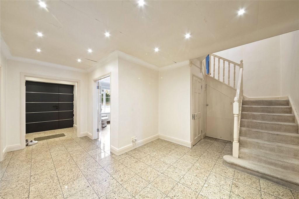 Property photo 3 of 24 Entrance Hall