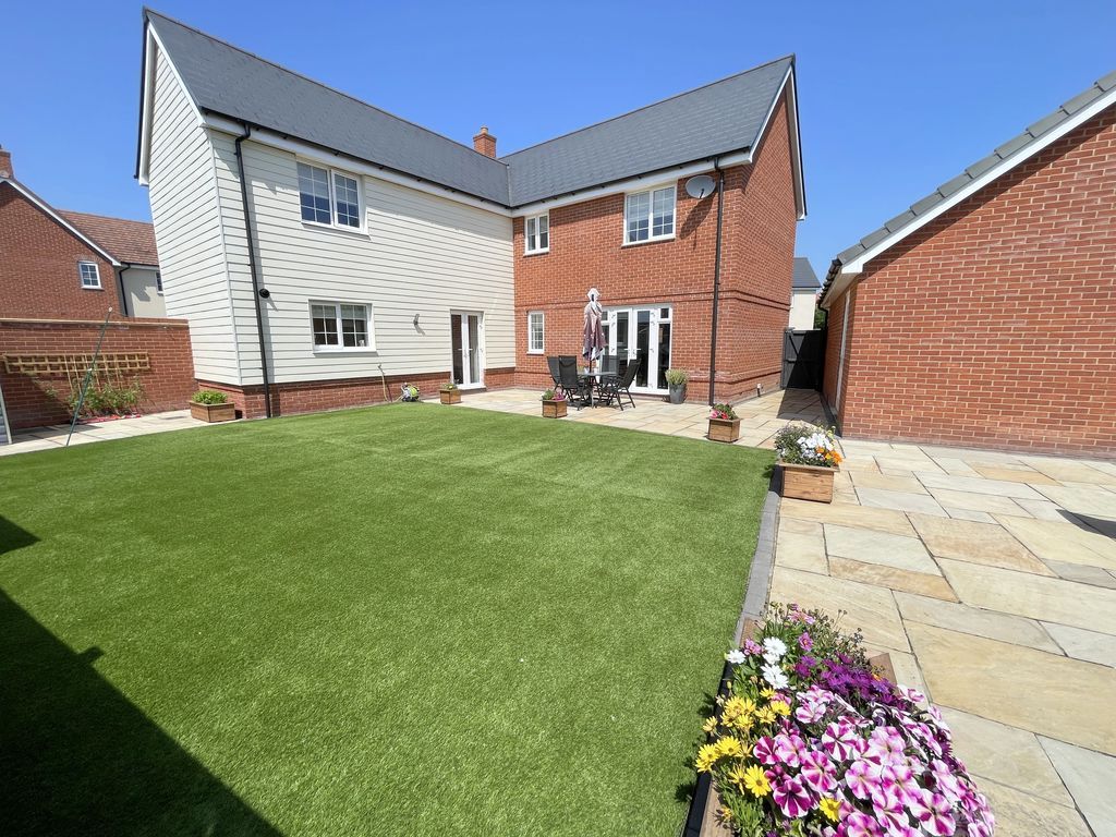 Property photo 2 of 24 Pershore Way